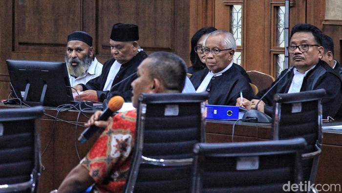 Emosi Lukas Enembe saat Dibilang Berjudi Emosi Lukas Enembe saat Dibilang Berjudi