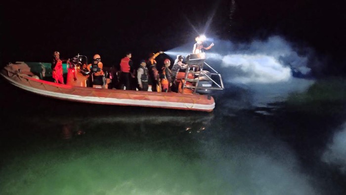 etugas SAR Gabungan saat melakukan upaya pencarian penumpang KPM Pratitha yang diduga menceburkan diri ke laut saat pelayaran di Selat Bali, Senin (7/8/2023). (dok. Polres Jembrana)