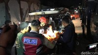 Kantong jenazah tersebut lalu diangkut polisi ke dalam ambulans yang sudah siaga sejak sore hari. Selanjutnya, temuan diduga kerangka manusia tersebut dikirim ke RS Bhayangkara guna penyelidikan lebih lanjut.