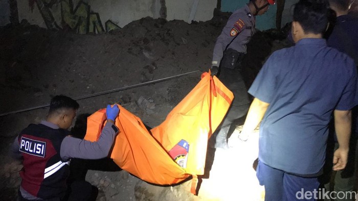 Evakuasi benda diduga kerangka manusia di proyek beteng Keraton Jogja, Senin (7/8/2023).