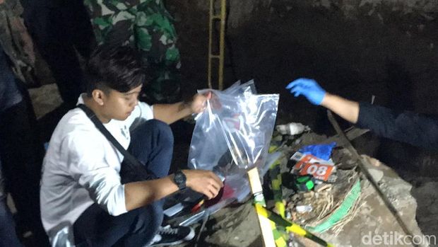 Evakuasi benda diduga tengkorak di proyek beteng Keraton Jogja, Senin (7/8/2023)