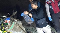 Kegiatan evakuasi ini menyedot perhatian warga. Bagian per bagian akhirnya berhasil dievakuasi mulai dari benda mirip tengkorak hingga tulang belulang.