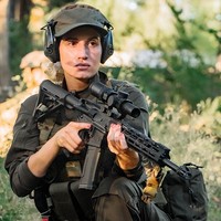 Evgeniya Emerald menjalankan tugasnya menjadi penembak jitu setelah bergabung dengan tentara Ukraina di tahun 2022.Foto: dok. Instagram/@emerald.evgeniya