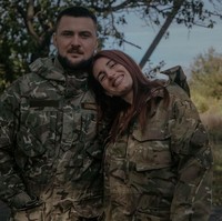 Dalam pertarungannya dengan Rusia, Evgeniya bertemu jodoh yang merupakan pria militer saat sama-sama bertugas di hutan Kharkiva pada Oktober 2022. Foto: dok. Instagram/@emerald.evgeniya