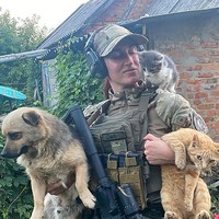 Dengan bangga, Evgeniya mengklaim bahwa dia lebih berani menembak dibanding pria. “Jika pria ragu-ragu mau menembak atau tidak, wanita tidak akan (ragu),” ungkap kepada BBC. Foto: dok. Instagram/@emerald.evgeniya