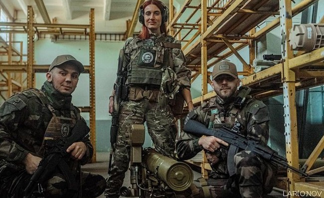 Punya visual yang terkesan feminin tak jarang membuat Evgeniya menghadapi seksis di karier militernya itu. Dalam satu momen, seorang prajurit laki-laki menyuruhnya kembali ke dapur. Foto: dok. Instagram/@emerald.evgeniya