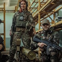 Punya visual yang terkesan feminin tak jarang membuat Evgeniya menghadapi seksis di karier militernya itu. Dalam satu momen, seorang prajurit laki-laki menyuruhnya kembali ke dapur. Foto: dok. Instagram/@emerald.evgeniya