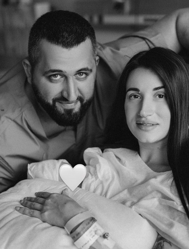 Dari pernikahan tersebut, Evgeniya memiliki satu anak. Dia baru saja melahirkan, namun sudah siap kembali ke medan perang. Foto: dok. Instagram/@emerald.evgeniya