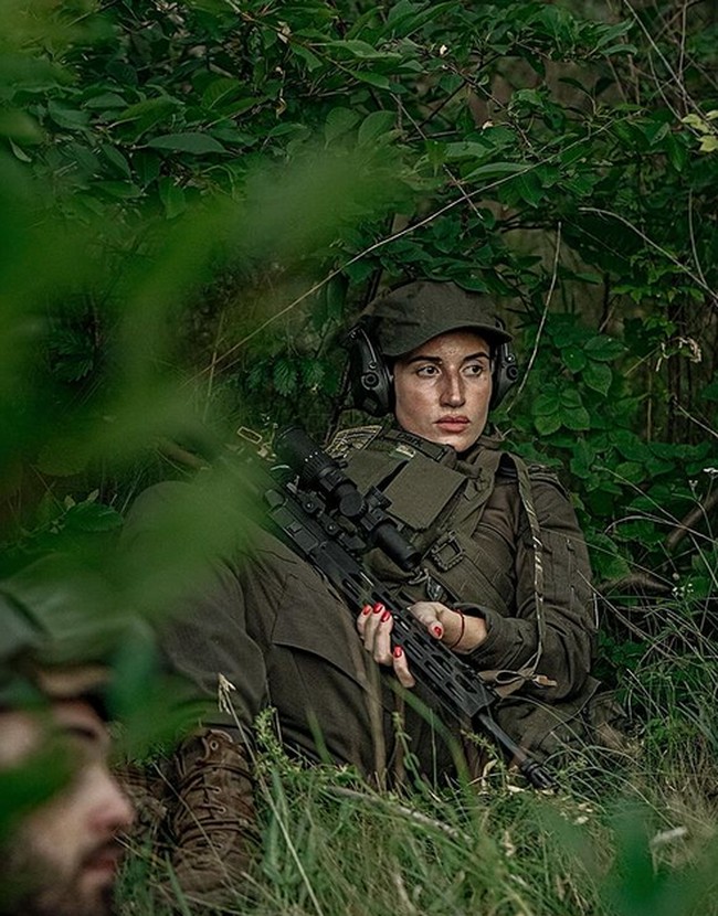 Inilah potret cantik Evgeniya Emerald dalam balutan pakaian militer. Punya wajah cantik, Evgeniya juga terlihat gagah dan berani sambil memegang senapan berselaras panjang. Foto: dok. Instagram/@emerald.evgeniya