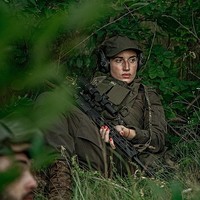 Inilah potret cantik Evgeniya Emerald dalam balutan pakaian militer. Punya wajah cantik, Evgeniya juga terlihat gagah dan berani sambil memegang senapan berselaras panjang. Foto: dok. Instagram/@emerald.evgeniya