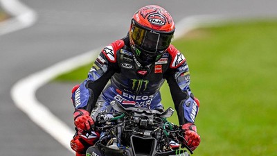 Before-After Motor Quartararo: Senggol Marini, Fairing Copot Jadi Naked Bike