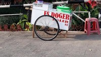 Sederhana tetapi enak! Es Doger yang identik berjualan di portal ini menawarkan seporsi es seharga Rp 7.000. Lokasinya ada di Taman Mangga, Koja, Jakarta Utara. Foto: Instagram/Istimewa/Twitter