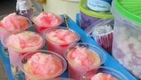 Tak hanya bisa dibeli dengan hitungan porsi, Es Doger Firdauz juga bisa dipesan untuk acara tertentu. Berada di Gang Haji Kodir, Pulo Gebang, segelas es dogernya dapat dipesan mulai Rp 5.000. Foto: Instagram/Istimewa/Twitter