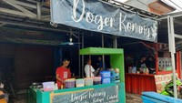 Ada empat varian es doger yang ditawarkan Doger Konang. Hanya dengan membayar mulai dari Rp 10.000 sudah bisa memilih es doger dengan topping alpukat, nangka, kelapa, atau cokelat. Foto: Instagram/Istimewa/Twitter