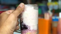 Segelas doger dengan ketan hitam dan mutiara yang melimpah ini bisa dibeli di Taman Jajan BSD, Tangerang Selatan. Harganya dipatok mulai Rp 15.000 tergantung dengan isian yang diminta pelanggan. Foto: Instagram/Istimewa/Twitter