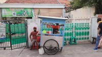 Menjajakan es doger di depan rumah salah satu warga, Mas Medi terkenal dengan es dogernya yang komplet menyegarkan. Harga seporsi esnya bisa dibeli mulai dari Rp 5.000. Foto: Instagram/Istimewa/Twitter