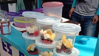 Menjadi favorit anak-anak hingga orang dewasa, Es Doger Cipuy di Jalan MAsjid An Nur, Menteng Dalam, Jakarta Selatan punya isian yang komplet. Harganya dipatok mulai dari Rp 5.000 dengan tambahan taburan kacang tanah di atasnya. Foto: Instagram/Istimewa/Twitter