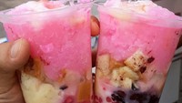 Topping mutiara dan ketan hitam yang melimpah menjadi identitas Es Doger Mutiara ini. Berlokasi di Jatiluhur, Bekasi, harga es dogernya ditawarkan Rp 10.000. Foto: Instagram/Istimewa/Twitter