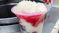 Pedagang es doger di kawasan Tanjung Duren ini selalu ramai diantre pelanggannya. Harga Rp 10.000 untuk isian yang lengkap dan rasanya segar manis membuat para pelanggan terus kembali untuk membelinya. Foto: Instagram/Istimewa/Twitter
