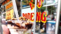 Jadi salah satu pilihan jajanan saat waktu makan siang, penjual Es Doger di kawasan Semanggi menawarkan es seharga Rp 9.000. Isiannya komplet, ada ketan hitam dan alpukat juga. Foto: Instagram/Istimewa/Twitter