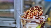 Ada es podeng enak di Rawa Belong! Porsinya memuncak dengan topping yang banyak ini hanya dibanderol Rp 12.000 saja. Foto: Instagram/Istimewa/Twitter
