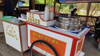 Dijajakan secara tradisional dengan gerobak, es doger di Taman Alfa Indah, Joglo, Kembangan, Jakarta Barat ini sudah berjualan sejak 1995. Harga per porsi esnya dipatok Rp 5.000an saja. Foto: Instagram/Istimewa/Twitter