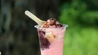 Di kawasan Senayan, tepatnya kantin INASGOC ada es doger yang segar dengan topping melimpah. Untuk bisa mencicipinya kamu perlu merogoh kocek mulai Rp 15.000an. Foto: Instagram/Istimewa/Twitter