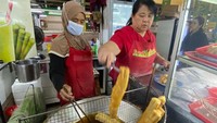 Di Fresh Market, ada juga penjual cakwe vegan. Cakwenya besar dan digoreng berkala.Foto: Detikcom