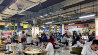 Pada waktu makan siang, suasana food courtnya sangat ramai. Banyak meja dan kursi yang bisa dipakai. Foto: Detikcom