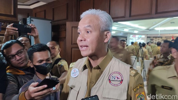 Gubernur Jawa Tengah Ganjar Pranowo usai menghadiri acara di Gedung Gradika Jalan Pahlawan, Semarang, Senin (7/8/2023).