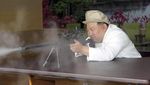 Gaya Kim Jong Un Uji Senapan Saat Inspeksi Pabrik Senjata