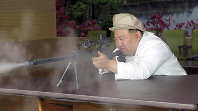 Gaya Kim Jong Un Uji Senapan Saat Inspeksi Pabrik Senjata