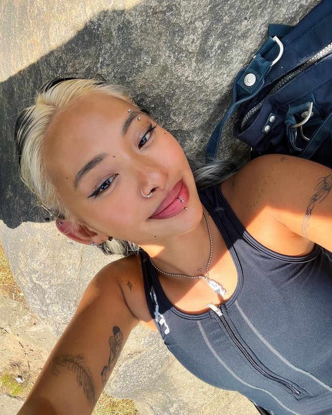 Fakta menarik, aku tidak pernah audisi untuk ini. Para sutradaranya sudah mengincarku dan langsung menghubungiku. Kamu tidak pernah tahu siapa yang memperhatikan jadi bermimpilah yang besar, bekerja keras, dan tampilkan dirimu di luar sana, kata Grace. Foto: Instagram Grace Dumdaw