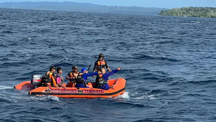 Basarnas Ternate saat melakukan pencarian terhadap dua ABK kapal LCT yang hilang tenggelam di perairan Halmahera Selatan.