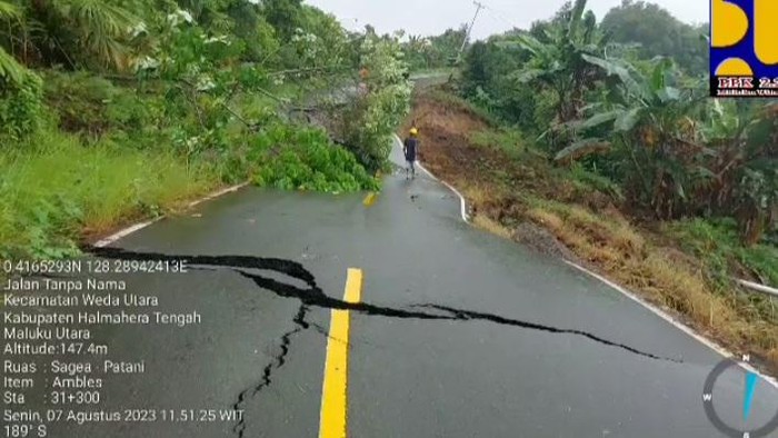 Jalan Trans Halmahera di Kabupaten Halmahera Tengah (Halteng), Maluku Utara (Malut) mengalami ambles.