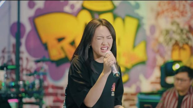 Happy Asmara menyanyikan lagu Nemu versi pop jawa. Berikut ini lirik dan terjemahannya.