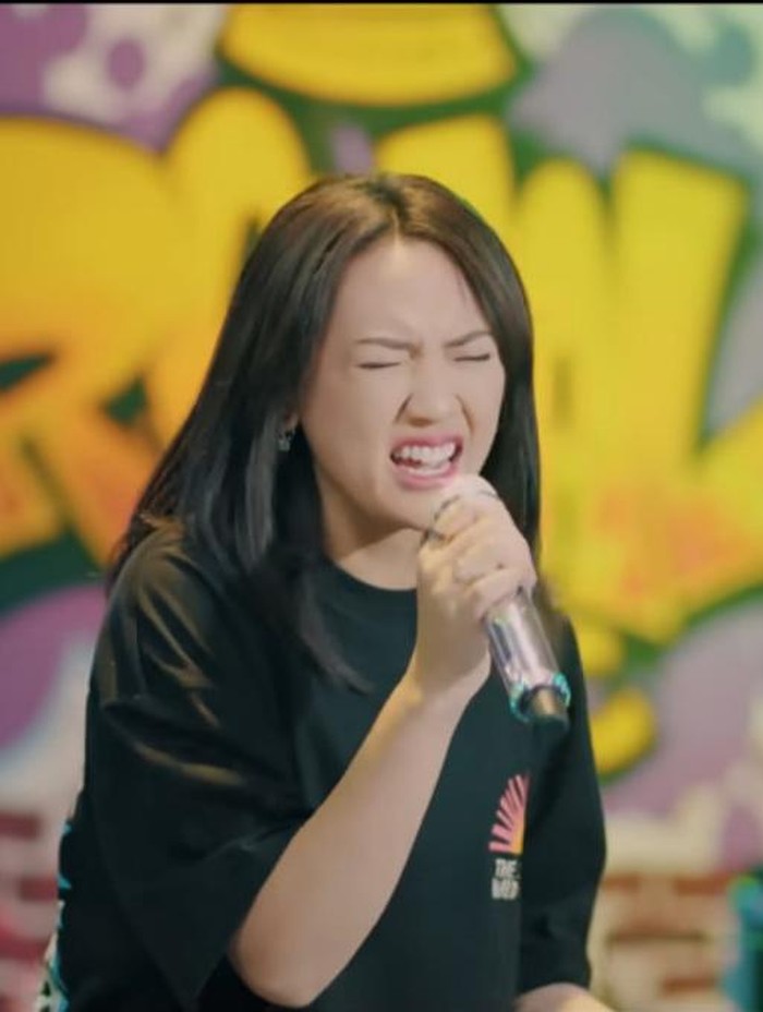 Happy Asmara Happy Asmara menyanyikan lagu Nemu versi pop jawa. Berikut ini lirik dan terjemahannya.