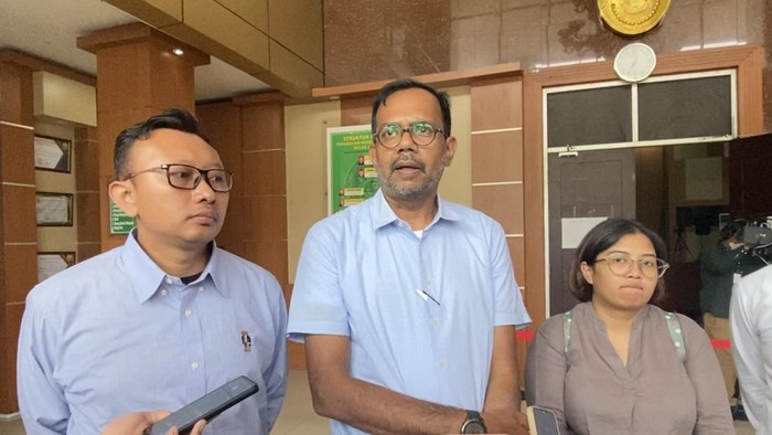 Haris Azhar (tengah) dan Fatia Maulidiyanti (kanan)-(Firda/detikcom)