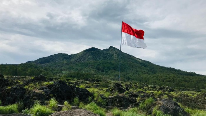 Ilustrasi lagu Indonesia Raya.