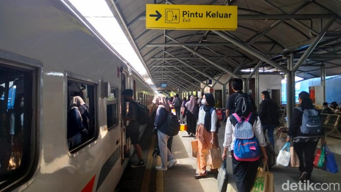 Ilustrasi penumpang KA di Stasiun Gubeng, Surabaya.