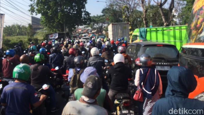 Jalan Romokalisari  macet