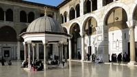 Jam Umayyah ditemukan sejak abad ke-13 yang awalnya dibangun di masjid Umayyah, Damaskus. Jam mekanis ini menampilkan waktu numerik dengan menyertakan dua bandul elang yang secara otomatis akan melemparkan bola tembaga ke dalam vas untuk menandai satu jam telah berlalu. Foto: Muslim Heritage