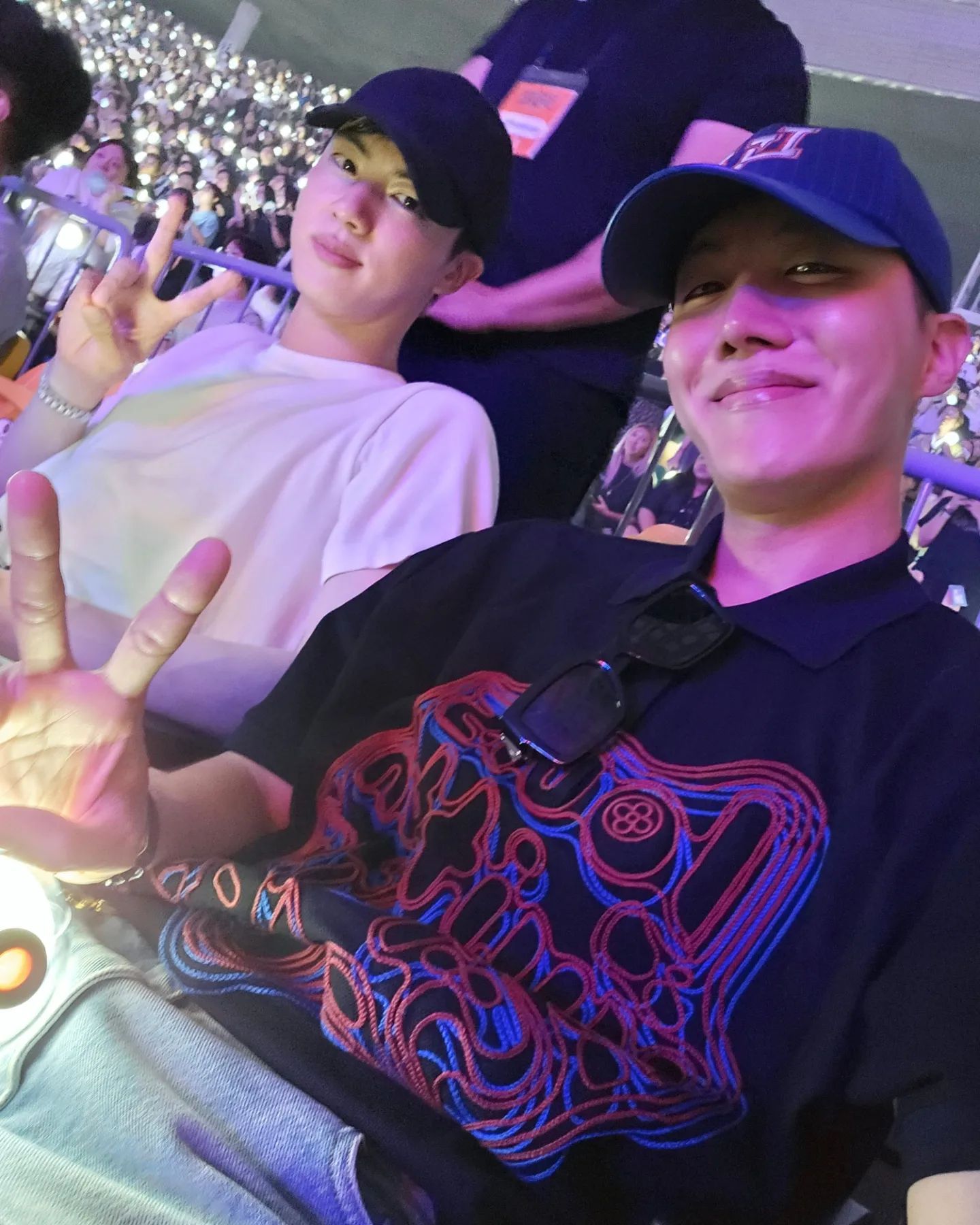 Jin dan J-Hope menghadiri konser Suga BTS Jin dan J-Hope menghadiri konser Suga BTS