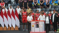 Jokowi tampak menandatangani prasasti peresmian.  