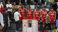 Jokowi berjabat tangan dengan para pebasket yang nantinya akan menggunakan stadion ini.  