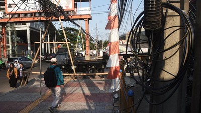 Nggak Cuma di Jakarta, Kabel Semrawut juga Ada di Bekasi, Hati-hati!