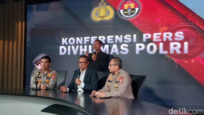 Kadiv Hubinter Polri Irjen Krishna Murti (tengah). (Rumondang/detikcom)