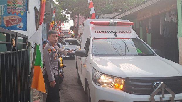 Kapolsek Jagakarsa Kompol Multazam Lisendra melayat ke rumah korban tawuran.