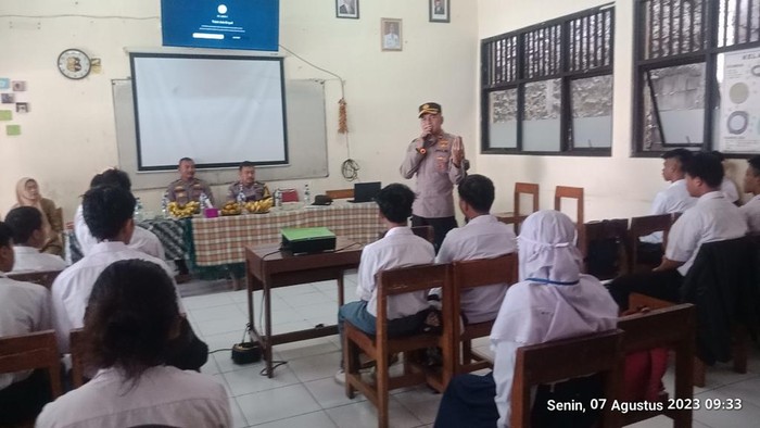 Kapolsek Jagakarsa Kompol Tedjo Asmoro menjadi guru sehari di MPLS PKBM Negeri 26 Bintaro