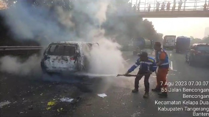 Kecelakaan mobil hingga terbakar di Tol Jakarta Tangerang
